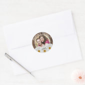 White Daisy Rustic Wood Photo Weduwnaar Save Date Ronde Sticker (Envelop)