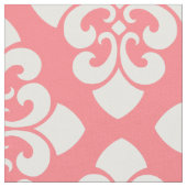 White Damask Scroll op Coral Pink Stof (Close Up)
