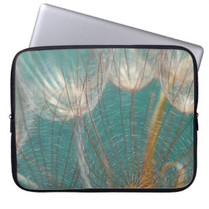 White dandelion in close-up fotografie laptop sleeve