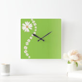 White Dasies on Green Wall Clock Vierkante Klok (Huis)