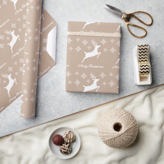 White Deer Shape on beige met sneeuwvlokken en tek Cadeaupapier (Crafts)