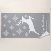 White Deer Shape on Grey met sneeuwvlokken en teks Strandlaken (Voorkant)