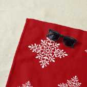 White Deer Shape on Red met sneeuwvlokken en tekst Strandlaken (In situ)