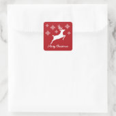 White Deer Shape on Red met sneeuwvlokken en tekst Vierkante Sticker (Tas)