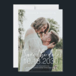 White Delicate Hand Lettering Photo Save the Date<br><div class="desc">Eenvoudige, minimale en elegante foto Sla de Kaart Date op met een delicaat dunne, dunne laag van de lettertypefunctie van het calligrafische script, wit met grote trouwdatumnummers. Upload uw favoriete aanzetkoppel foto en pas de sjabloon aan door om het even welke kleuren en doopvonten te selecteren u voor uw trouwaankondigingen...</div>