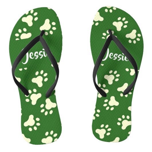 White dog paws on green teenslippers (Voetbed)