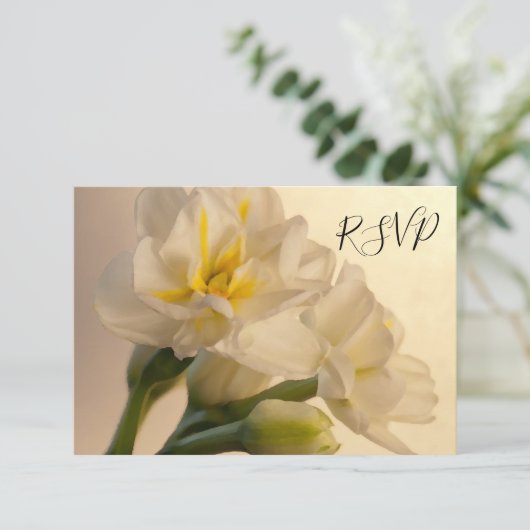 White Double Daffodils Wedding RSVP Response Kaart (Staand voorkant)