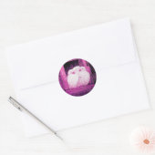WHITE DOVEERT IN HET VENSTER roze violet paars Ronde Sticker (Envelop)