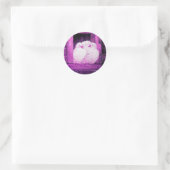 WHITE DOVEERT IN HET VENSTER roze violet paars Ronde Sticker (Tas)