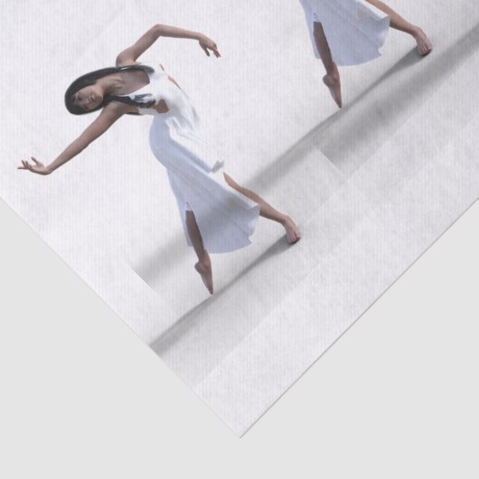 White dress daner Thunder_Cove Tissuepapier (Detail)