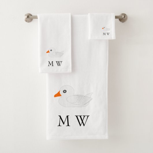 White Duck Design Met Monogram Bad Handdoek (Insitu)