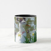 White Duck in Daffodils Mok (Midden)