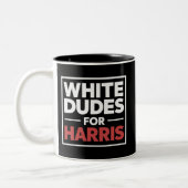 White Dudes voor Kamala-Harris voor President 2024 Tweekleurige Koffiemok (Links)