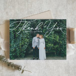 White Elegant Script Photo Weddenschap Hartelijk d Briefkaart<br><div class="desc">Stuur bedankt naar familie en vrienden met deze aanpasbare bruiloft. Dank je briefkaart. Het kenmerkt een elegant wit manuscript. Geef deze elegante bruiloft een persoonlijk tintje. Dank je briefkaart door je eigen gegevens toe te voegen. Dit manuscript dank u het briefkaart ook voor afstuderen, verjaardagen, eerste mededelingen, en zo veel...</div>