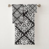 White en Black Damask Pattern Bad Handdoek (Insitu)