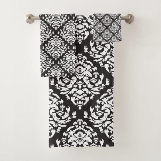 White en Black Damask Pattern Bad Handdoek (Insitu)