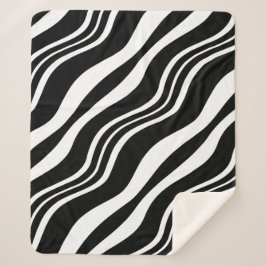 White en Black Diagonal Wavy Lines Pattern Sherpa Deken