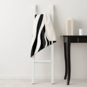 White en Black Diagonal Wavy Lines Pattern Sherpa Deken (In situ)