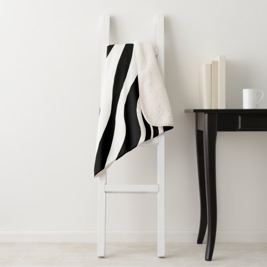 White en Black Diagonal Wavy Lines Pattern Sherpa Deken (In situ)