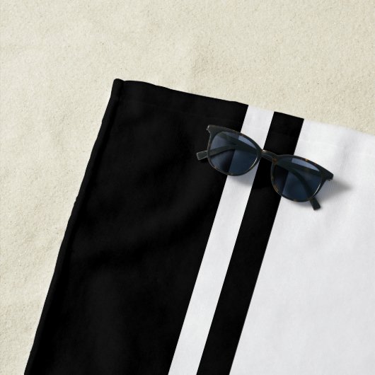 White en Black Sports Stripe Name & Number Strandlaken (In situ)