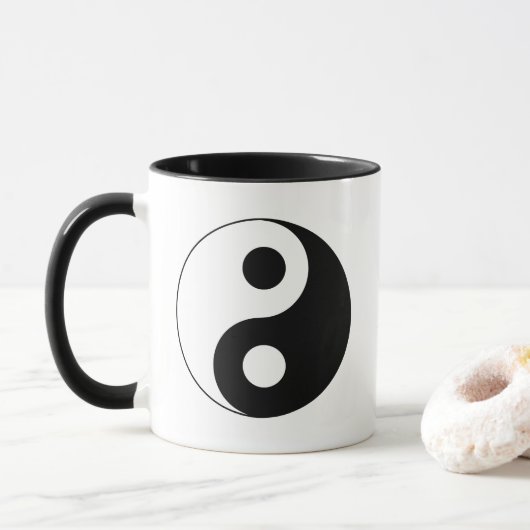 White en Black Yin en Yang Symbol Mok (Met donut)