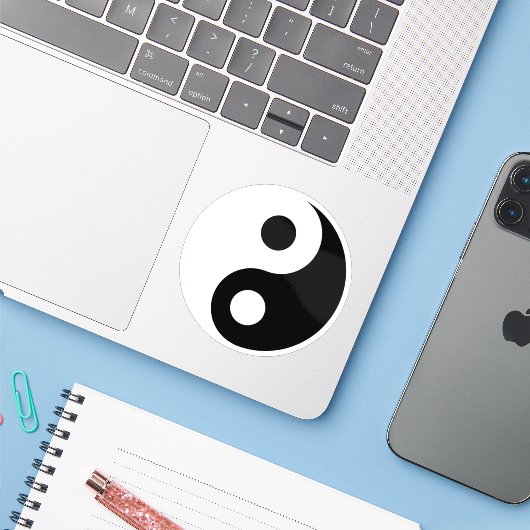 White en Black Yin en Yang Symbol Sticker (Laptop met iPhone)