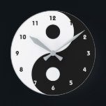 White en Black Yin Yang Trendy Ronde Klok<br><div class="desc">De yin yang betekenis en symbool dateren uit het oude China en vertegenwoordigen de overtuiging dat alles in het universum bestaat uit twee krachten die zich verzetten, maar elkaar aanvullen. Deze klok is zeker om het even welk decor te verbeteren en maakt een geweldige cadeau.</div>