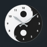 White en Black Yin Yang Trendy Ronde Klok<br><div class="desc">De yin yang betekenis en symbool dateren uit het oude China en vertegenwoordigen de overtuiging dat alles in het universum bestaat uit twee krachten die zich verzetten, maar elkaar aanvullen. Deze klok is zeker om het even welk decor te verbeteren en maakt een geweldige cadeau.</div>