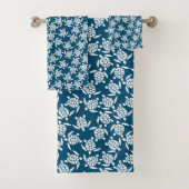 White en Blue Coastal Style Turtle Pattern Bad Handdoek (Insitu)