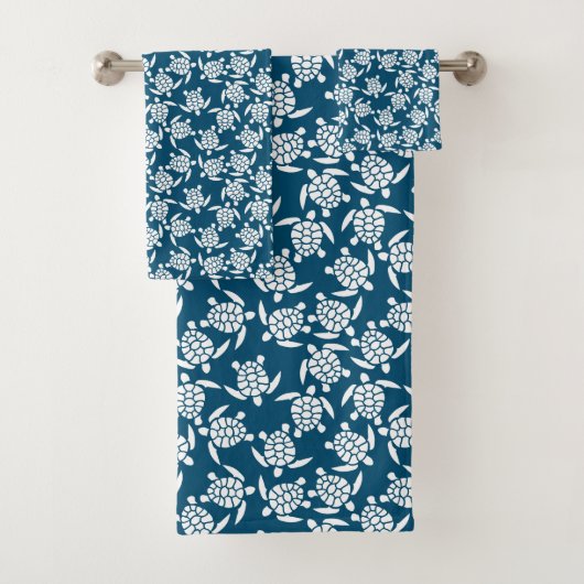 White en Blue Coastal Style Turtle Pattern Bad Handdoek (Insitu)