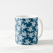 White en Blue Coastal Style Turtle Pattern Koffiemok (Voorkant rechts)
