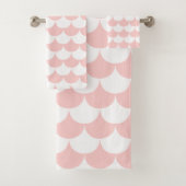 White en Blush Pink Scallop Bad Handdoek (Insitu)