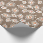 White en Peach Peacock Feathers op Taupe Tan Cadeaupapier (Hoek)