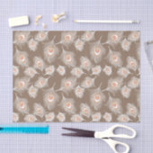 White en Peach Peacock Feathers op Taupe Tan Tissuepapier (Craft)