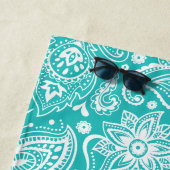 White en Turquoise Floral Paisley Pattern Strandlaken (In situ)