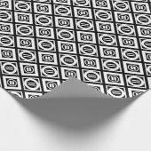 White Equal Sign Geometric Pattern op Black Cadeaupapier (Hoek)
