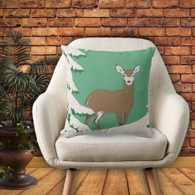 White Faced Brown Deer in Snow beroemd gemaakt doo Buitenkussen (Brown white faced female deer in snow by pine tree on mint green home decor pillow.)