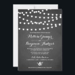 White Fairy Lights Chalkboard Wedding Invitation Kaart<br><div class="desc">Fun en whimsical bruiloft met witte sproeitlichten op de achtergrond van het bord. Dit is een onderdeel van een trouwsuite. Overeenkomende objecten zijn beschikbaar.</div>