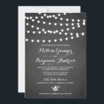 White Fairy Lights Chalkboard Wedding Invitation Kaart<br><div class="desc">Fun en whimsical bruiloft met witte sproeitlichten op de achtergrond van het bord. Dit is een onderdeel van een trouwsuite. Overeenkomende objecten zijn beschikbaar.</div>