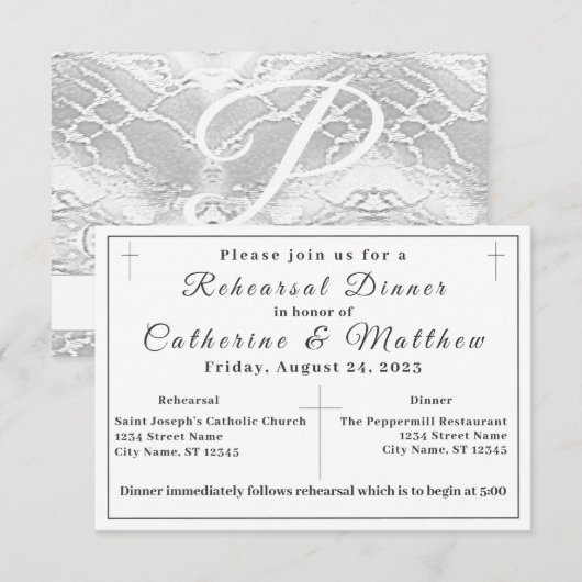 White Faux-Satin Monogrammed Rehearsal Dinner RSVP Kaartje (Voorkant / Achterkant)