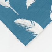 White Feather Print op Denim Blue Fleece Blanket (Hoek)