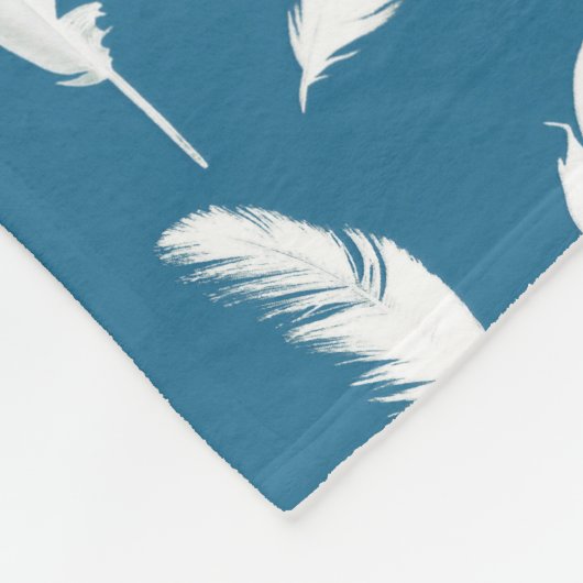 White Feather Print op Denim Blue Fleece Blanket (Hoek)