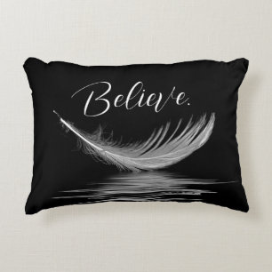 White Feather Reflection on Black Accent Kussen