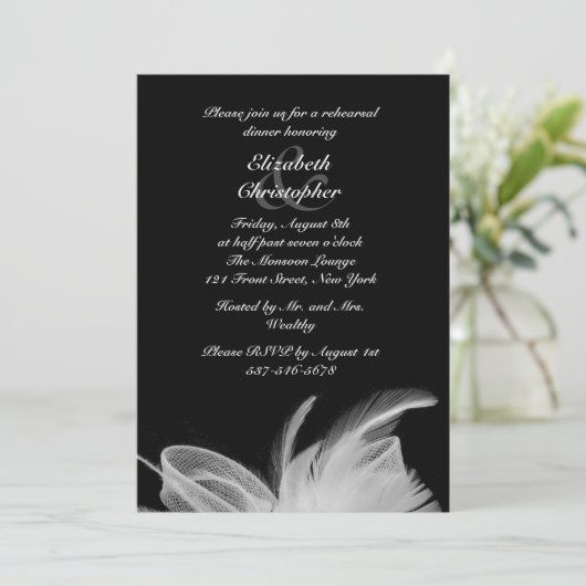 White Feathers Rehearsal Dinner Invitation Kaart (Staand voorkant)