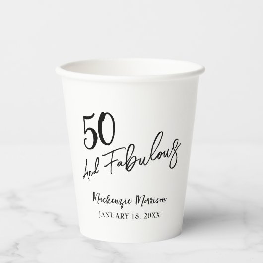 White Fifty and Fabulous Script Birthday Party Papieren Bekers (Voorkant)