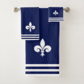 White Fleur-de-Lis & Stripes on Navy Blue Bad Handdoek (Insitu)