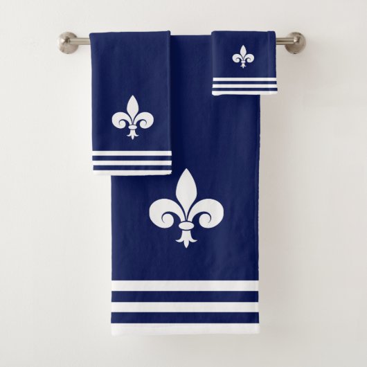 White Fleur-de-Lis & Stripes on Navy Blue Bad Handdoek (Insitu)