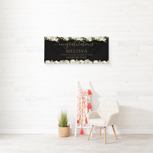 White Floral Black en Gold Script Afstuderen Spandoek (Insitu)
