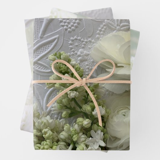 White floral bruiloft giftwrap inpakpapier vel (In situ)