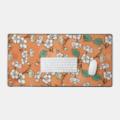 White Floral Design on Oranje Bureaumat (Keyboard & Muis)